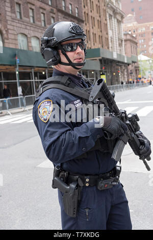 Eine gut bewaffnete Anti-terror Polizisten auf der Madison Avenue in Manhattan, der Tag der Sikh Parade. Stockfoto