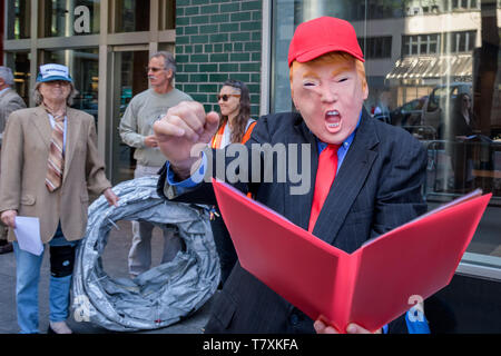 New York, USA. 08 Mai, 2019. Eine Koalition von Aktivisten gegen die Williams Pipeline versammelten sich vor Gouverneur Andrew Cuomo's Manhattan Office am 8. Mai 2019 für ein leistungsfähiges und Spaß Street Theater des absurden Maßnahmen und 19 tausend Petitionen Cuomo drängen liefern den Bau der Pipeline zu stoppen. Credit: Erik McGregor/Pacific Press/Alamy leben Nachrichten Stockfoto