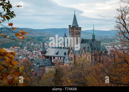 Das historische Schloss in Wernigerode. Für die Saison Herbst Abendstimmung hinzugefügt. Stockfoto