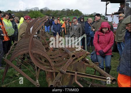 Ein Auktionshaus verkauft Lose auf einem Bauernhof Verkauf von Oldtimer Landmaschinen und Effekte am oberen Venn Farm, Herefordshire 27/4/19. Stockfoto