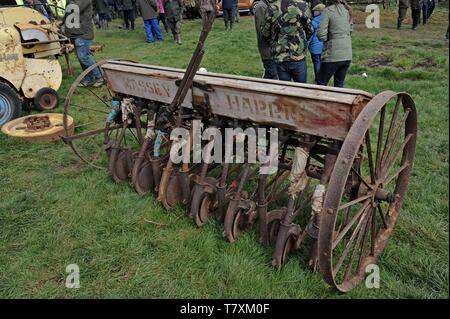 Ein vintage Massey Harris Drillmaschine an einem Bauernhof Verkauf von Oldtimer Landmaschinen und Effekte am oberen Venn Farm, Herefordshire 27/4/19. Stockfoto