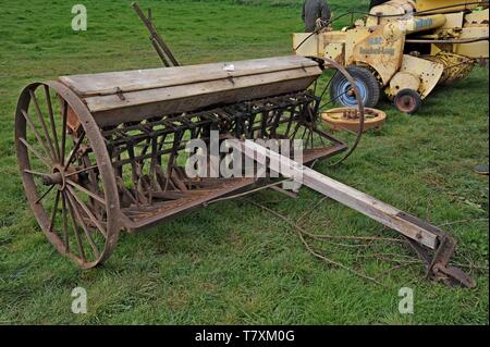 Ein vintage Massey Harris Drillmaschine an einem Bauernhof Verkauf von Oldtimer Landmaschinen und Effekte am oberen Venn Farm, Herefordshire 27/4/19. Stockfoto