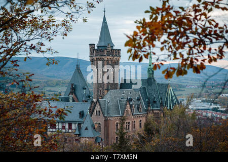 Das historische Schloss in Wernigerode. Für die Saison Herbst Abendstimmung hinzugefügt. Stockfoto