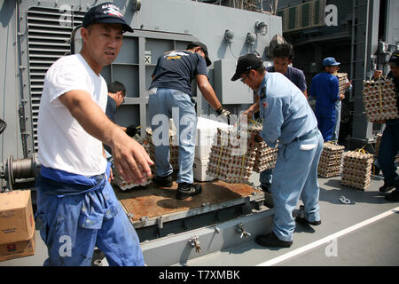 Jakarta, Indonesien. 08 Mai, 2019. Jakarta, Indonesien. 08 Mai, 2019. Solange die SAMIDARE JS Schlachtschiff angedockt ist, zusätzlich zu den Open-ship und gemeinsame Schulungen, die japanische Marine führte auch Logistik- und Kraftstoff nachfüllen. Credit: kuncoro Widyo Rumpoko/Pacific Press/Alamy Live News Credit: PACIFIC PRESS/Alamy leben Nachrichten Stockfoto