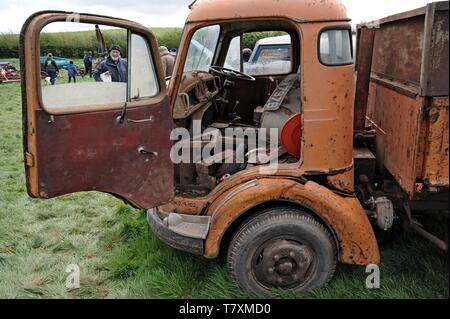 Ein commer Karrier vintave Pick up Lkw auf einem Bauernhof Verkauf, Herefordshire Stockfoto