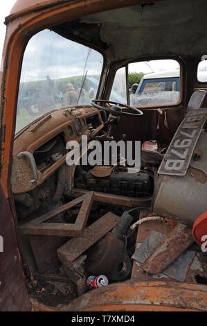 Ein commer Karrier vintave Pick up Lkw auf einem Bauernhof Verkauf, Herefordshire Stockfoto