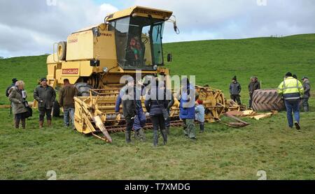 Menschen die Prüfung ein Mähdrescher auf einem Bauernhof Auktion, Obere Venn Farm, Herefordshire Stockfoto