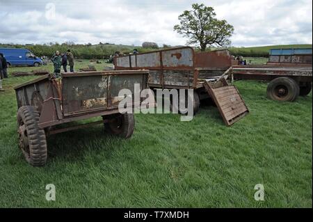 Alten rostigen landwirtschaftliche Anhänger an einem Bauernhof Verkauf von Oldtimer Landmaschinen und Effekte am oberen Venn Farm, Herefordshire 27/4/19. Stockfoto