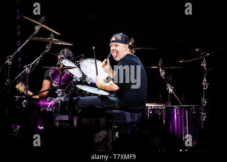 Turin, Italien. 10 Feb, 2018. Lars Ulrich, Schlagzeuger der amerikanischen Heavy Metal Band Metallica, live auf der Bühne im Pala Alpitour in Turin, Italien, am 10. Februar 2018. Credit: Alessandro Bosio/Pacific Press/Alamy leben Nachrichten Stockfoto