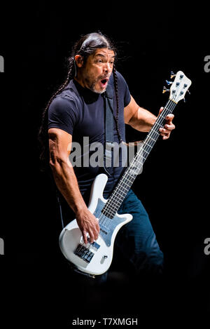 Turin, Italien. 10 Feb, 2018. Rob Trujillo, Bassist der amerikanischen Heavy Metal Band Metallica, live auf der Bühne im Pala Alpitour in Turin, Italien, am 10. Februar 2018. Credit: Alessandro Bosio/Pacific Press/Alamy leben Nachrichten Stockfoto