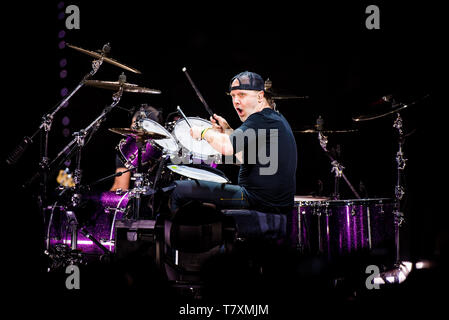 Turin, Italien. 10 Feb, 2018. Lars Ulrich, Schlagzeuger der amerikanischen Heavy Metal Band Metallica, live auf der Bühne im Pala Alpitour in Turin, Italien, am 10. Februar 2018. Credit: Alessandro Bosio/Pacific Press/Alamy leben Nachrichten Stockfoto