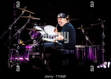 Turin, Italien. 10 Feb, 2018. Lars Ulrich, Schlagzeuger der amerikanischen Heavy Metal Band Metallica, live auf der Bühne im Pala Alpitour in Turin, Italien, am 10. Februar 2018. Credit: Alessandro Bosio/Pacific Press/Alamy leben Nachrichten Stockfoto