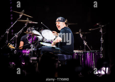 Turin, Italien. 10 Feb, 2018. Lars Ulrich, Schlagzeuger der amerikanischen Heavy Metal Band Metallica, live auf der Bühne im Pala Alpitour in Turin, Italien, am 10. Februar 2018. Credit: Alessandro Bosio/Pacific Press/Alamy leben Nachrichten Stockfoto