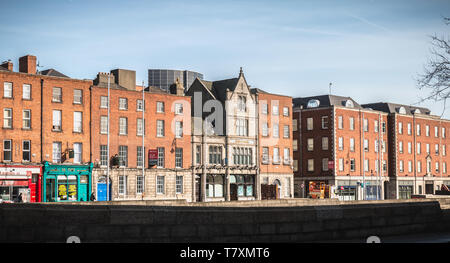 Dublin, Irland - 11. Februar, 2019: Blick auf den Ufern des Flusses Liffey an einem Wintertag, einen Fluss überqueren Dublin von Seite zu Seite Stockfoto