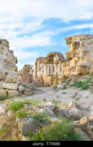 Die Ruinen der antiken griechischen Stadt - Zustand Salamis im Norden Zyperns auf einem vertikalen Foto gefangengenommen. Die bedeutende archäologische Ausgrabungsstätte liegt in der Nähe von Famagusta in den türkischen Teil der schönen Insel. Stockfoto