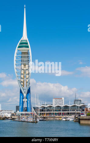 Hochformat der Emirate Spinnaker Tower in Gunwharf Quays, Portsmouth, Hampshire, England, UK. Stockfoto