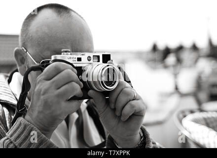 Mann mit Leica M6 Vintage film Kamera mit 50mm Zeiss Sonnar® Stockfoto