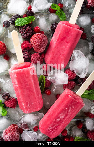 Hausgemachte Eis am Stiel Beere Stockfoto
