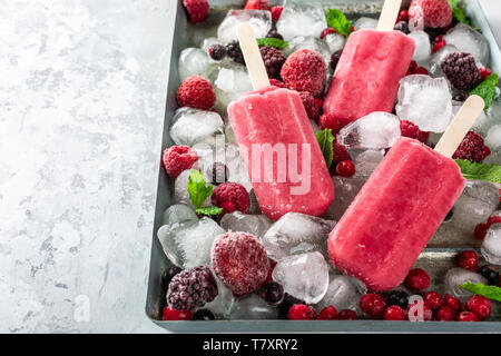 Hausgemachte Eis am Stiel Beere Stockfoto