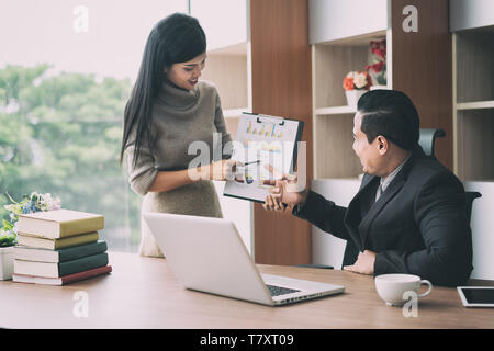 Gerne asiatische Geschäftsfrau, die Haufen chart Manager im Büro. Business Präsentation und Besprechung Konzept. Stockfoto