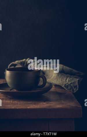 Leer grün Kaffee Tasse auf hölzernen Tisch Stockfoto