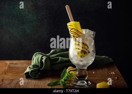 Leckere hausgemachte Ananas Eis am Stiel Stockfoto