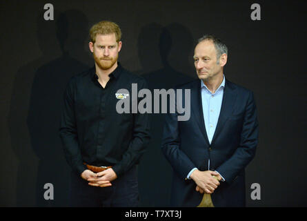 Der Herzog von Sussex (links) mit Mart de Kruif, Vorsitzender des 2020 Invictus Spiele Sport Training bei Sportcampus Zuiderpark bei einem Besuch in Den Haag als Teil eines Programms der Ereignisse die offizielle Einführung des Invictus Games, Niederlande zu markieren. Stockfoto