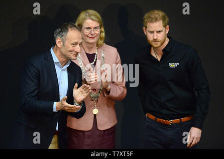 Der Herzog von Sussex (rechts) mit Mart de Kruif, Vorsitzender des 2020 Invictus Games (beim Sport Training links) bei Sportcampus Zuiderpark bei einem Besuch in Den Haag als Teil eines Programms der Ereignisse die offizielle Einführung des Invictus Games, Niederlande zu markieren. Stockfoto