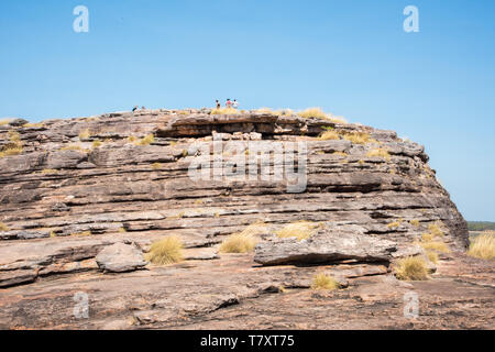 Kakadu National Park, Northern Territory, Australia-July 19,2018: Menschen auf der Oberseite des Ubirr Rock im Kakadu Nationalpark im Northern Territory von Australien Stockfoto