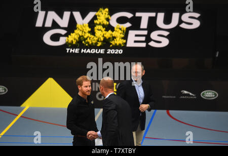 Der Herzog von Sussex (links) beim Sport Training bei Sportcampus Zuiderpark bei einem Besuch in Den Haag als Teil eines Programms der Ereignisse die offizielle Einführung des Invictus Games, Niederlande zu markieren. Stockfoto