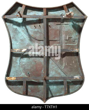 Heinrich Himmler - einen Bauernhof Schild 'Wehrbauer', großes Blatt bronze Wappenschild mit Darstellungen in der Entlastung von eine Pflugschar, ein Schwert, SS-Runen und Himmlers HH Initialen'', die Reverse mit Klammern und Spuren von Zement. 87 x 96 cm. "Wehrbauer" bezog sich ursprünglich auf die Landwirte, die in den Grenzgebieten lebte, um sie zu verteidigen, wenn sie benötigt werden. Himmler versuchte, dieses Konzept zu beleben es mit seinem "Blut und Boden" Ideologie zu vereinen und somit buchstäblich zu einem "menschlichen Wall" um die Grenzen des Deutschen Reiches errichten. Als Priorität verdienstvollen SS-Soldaten gewährt Fincas Ich würde, Editorial-Use - Nur Stockfoto