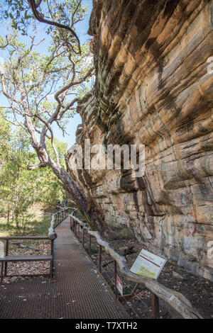 Rustikale Track mit schroffen Felsen und natürliche Vegetation im Kakadu Nationalpark im Northern Territory von Australien Stockfoto