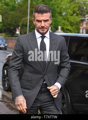 Fußballstar David Beckham kam zu einer Anhörung am Bromley Magistrate Court im Südosten Londons an, nachdem er während der Fahrt mit seinem Bentley im Londoner West End mit seinem Mobiltelefon entdeckt wurde. Stockfoto