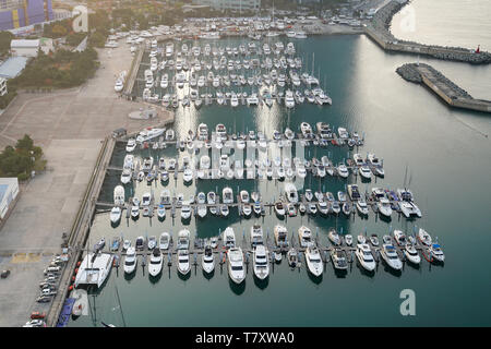 Yatch Hafen Marina Pier und Bootsdock England Yatchs und Schiffe warten auf das offene Meer. Antenne drone Ansicht gerade nach unten oben T-Kopf suchen. Stockfoto