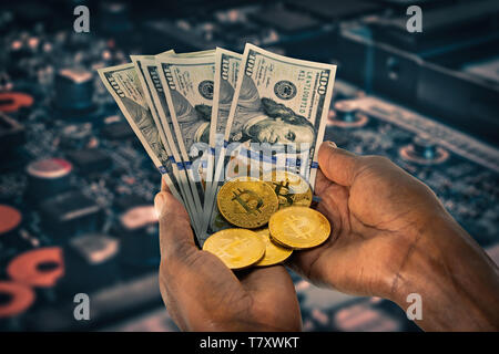 Afrikanische Frau Hände halten ein von Bitcoins und Dollar Stack, Stockfoto