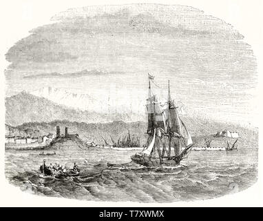 Antike Segelboot Überquerung der französischen Meer mit antibe Stadt und die Berge im Hintergrund. Alte Graustufen Radierung mit schwindende Grenzen. Durch Montigneul publ. Auf Magasin Pittoresque Paris 1848 Stockfoto