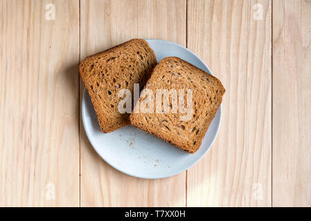 Zwei Scheiben Toast Brot auf einem Holztisch, Setup Stockfoto