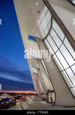 Sonnenaufgang am Dulles International Airport, in der Nähe von Washington, DC. Stockfoto