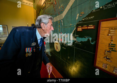 Leonard 'Ted' Emmings, 95, Blickt auf D-Day Informationen auf der riesigen Landkarte in der Karte Zimmer in Southwick House, Southwick Park, Portsmouth, das war das Nervenzentrum der Planung für die Landung in der Normandie und der Hauptsitz von General Dwight D. Eisenhower während des D-Day. Stockfoto