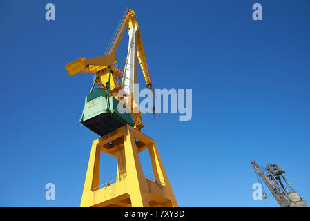 Erstaunliche Aufnahmen von Big Steel Kran auf einer Werft in Spanien im Sommer Sonnenschein Stockfoto