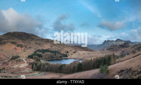 Atemberaubenden Sonnenaufgang Landschaft Bild von blea Tarn in England Lake District mit Langdales Bereich im Hintergrund Stockfoto