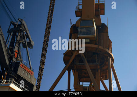 Erstaunliche Aufnahmen von Big Steel Kran auf einer Werft in Spanien im Sommer Sonnenschein Stockfoto