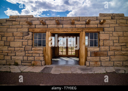 Petrified Forest National Park, AZ, USA - Mai 6, 2017: ein Besucherzentrum des Parks erhalten Stockfoto
