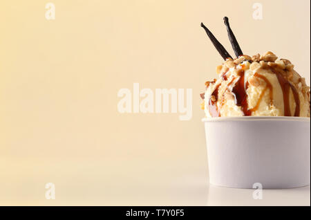 Vanille Eis Schale auf dem Tisch isoliert. Horizontale Komposition. Vorderansicht. Stockfoto