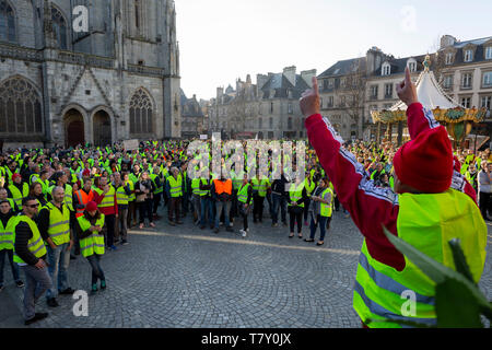 Demonstration der sozialen Demonstranten die 'Gilets jaunes' (gelb) in Fouesnant (Bretagne, Nord-westlichen) auf 2018/11/17. Demonstranten vor. Stockfoto