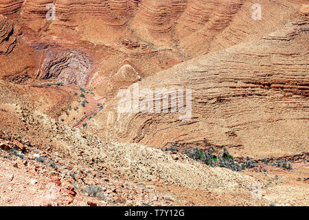 Eine schöne Berglandschaft, ein geologisches Wunder auf der Straße von Ouarzazate nach Merzouga. Atlas, Marokko. Kahlen Berg Felsen und Canyon Stockfoto