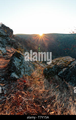 Kalte sunrise im Bodetal im Harz. Herrlichen Klippen Stockfoto