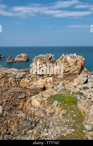 Die schöne Küste von warmen gelben Felsen in der nördlichen Bretagne gemacht mit dem Atlantischen Ozean Stockfoto
