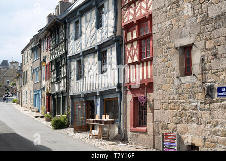 Kleine Straße mit historischen Fachwerkhäusern und einige Touristen in Tréguier Frankreich Stockfoto