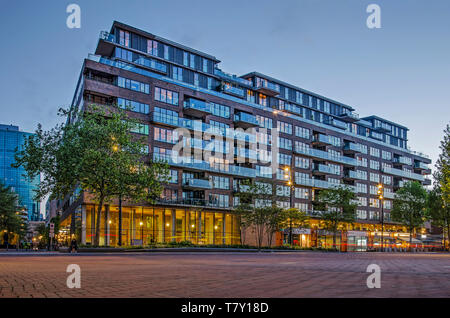 Rotterdam, Niederlande, 8. Mai 2019: Binnenrotte maket Square in der Dämmerung mit Wohnhaus De Hofdame Stockfoto